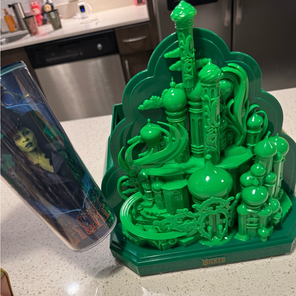 Wicked For Good Official Popcorn Bucket Emerald City & Tumbler w Glinda/Elphaba - Picture 3 of 7